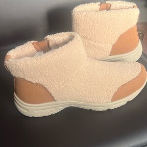 NWT Easy Spirit TShuffle Faux Fur Ankle Bootie Sneaker Walking
Comfort size 9